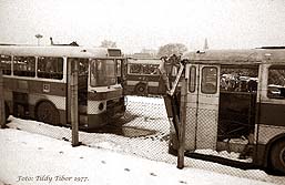 A k�p el�ter�ben jobbra a GA 87-29-es �sszet�rt h�tulja.