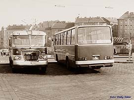 K�t korszak egym�s mellett, Ikarusz 620 -GA 95-40- �s Ikarusz 260 -GC 47-84, a Moszkva t�ren 1975-ben.