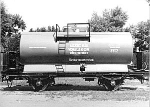 8702