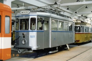 7077