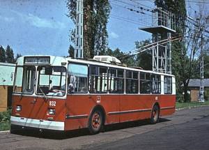 832